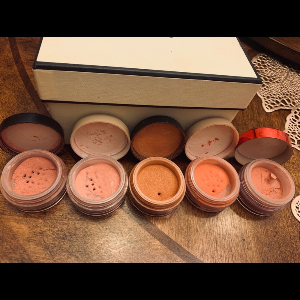 Blush/Face Powder by Bare Minerals.
